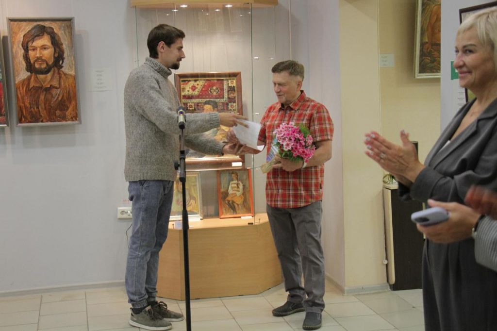 Яков Куликов подарил своему учителю эссе, которое написал вдохновившись личностью Геннадия Ивановича. Фото: Константин Бобылев, "Глобус"