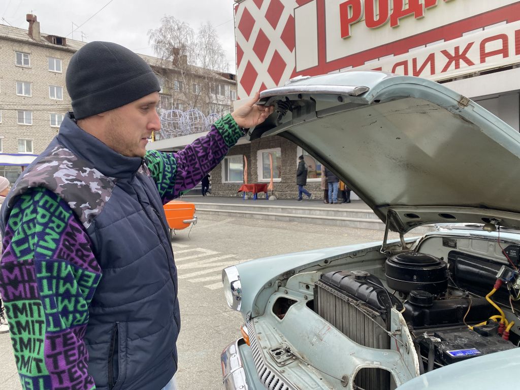 Евгений Шиляев считает, что обслуживать ретро автомобиль не сложно. Фото: Анна Куприянова, "Глобус"