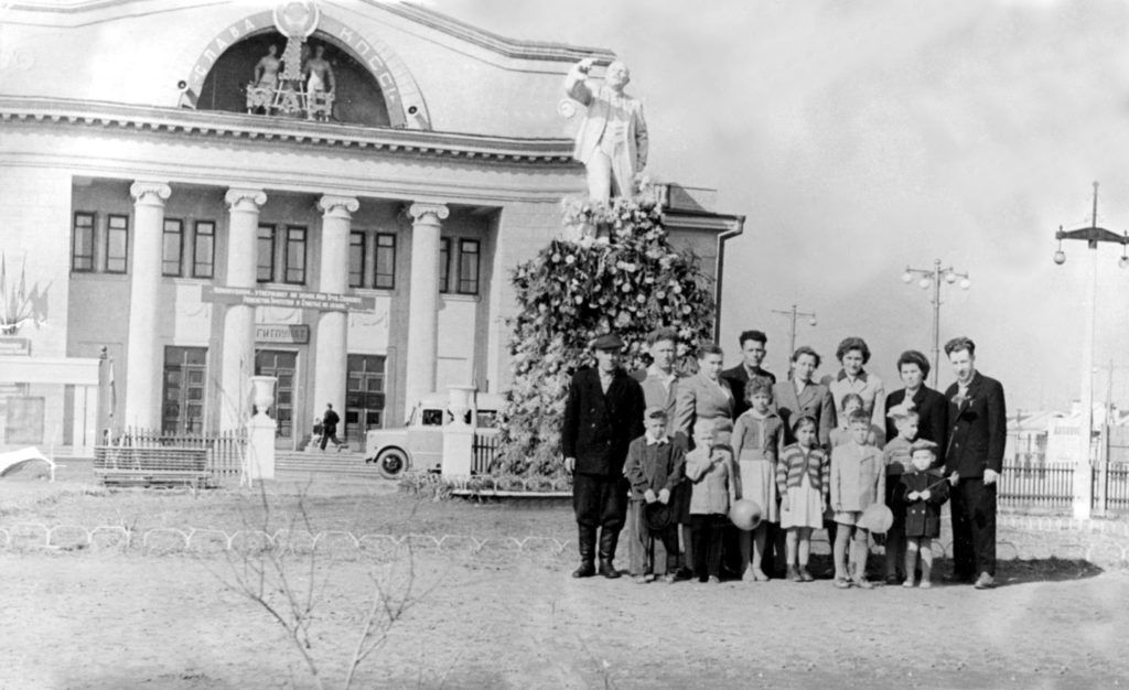 Алевтина Немерова 1 мая с родителями и братом возле памятника перед Домом культуры железнодорожников. Фото из личного архива Алевтины Немеровой