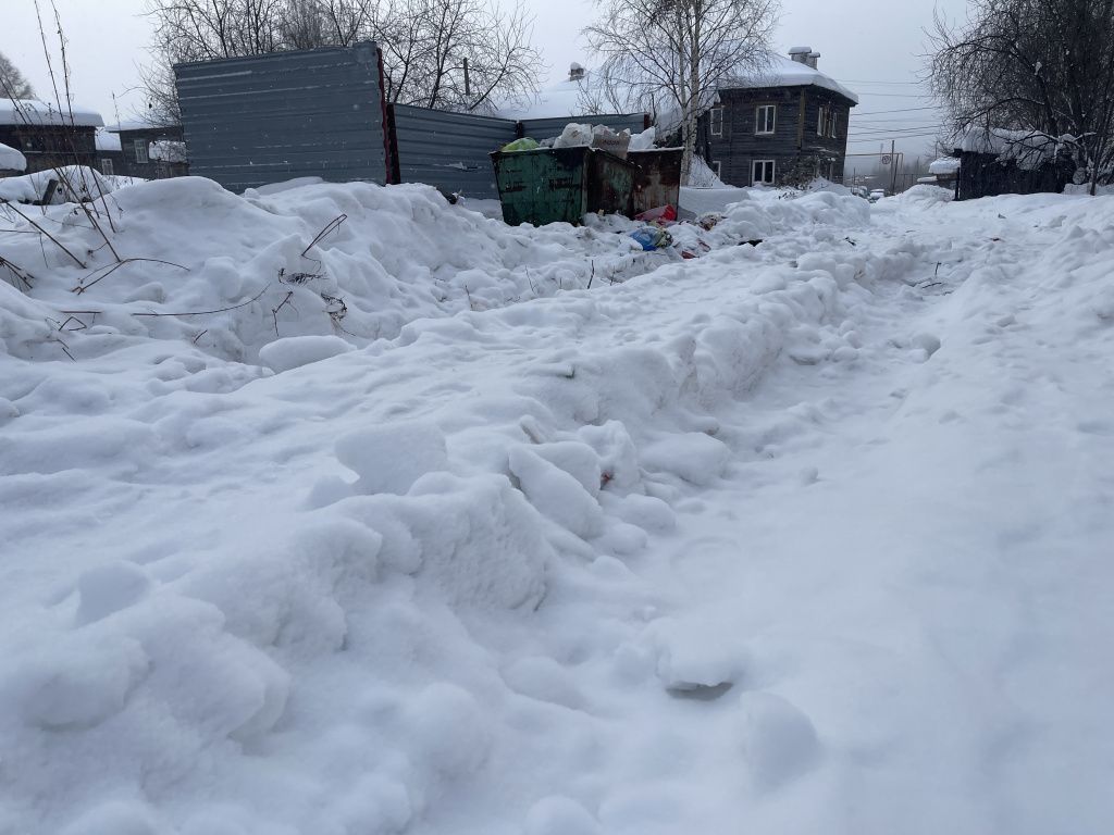Накануне на дороге застрял грузовая машина. Образовалась глубокая колея. Фото: Анна Куприянова, "Глобус"