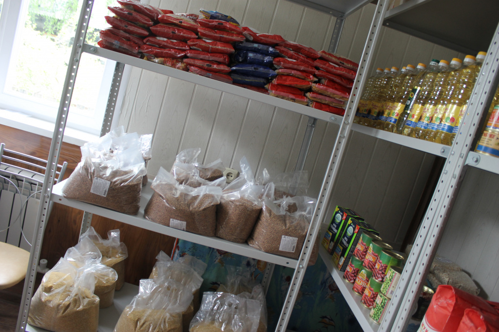 На складе по улице Парковая, полки заполнены продуктами с длительным сроком хранения. Фото: Мария Чекарова, "Глобуса"