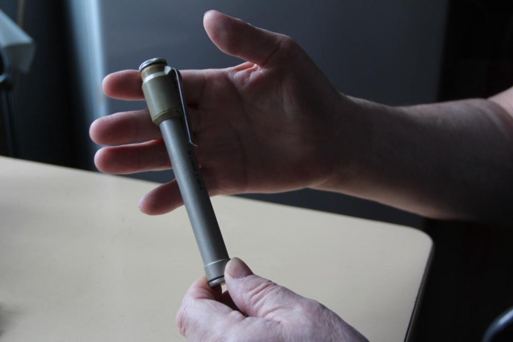 Иногда дозиметр использовали не по назначению. Им приноровились открывать бутылки с питьевой водой. Свой "карандаш" мужчина хранит до сих пор. Фото: Анна Куприянова, "Глобус"