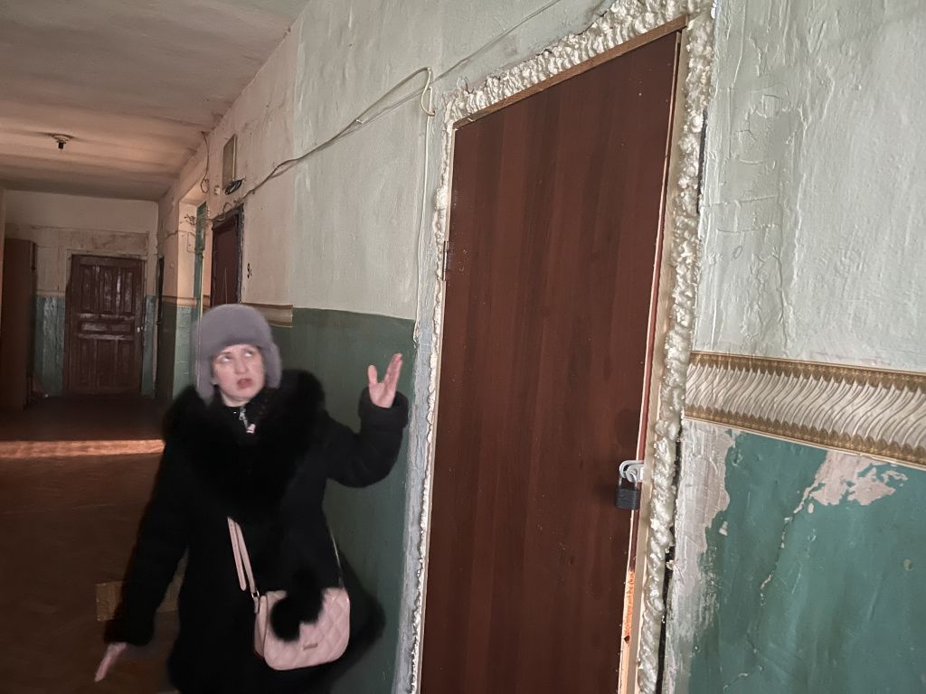 Надежда Фионина, когда уезжала из общаги, сняла старую дверь, которую устанавливала за свой счет. Вместо нее поставила другую. Фото: Анна Куприянова, "Глобус"