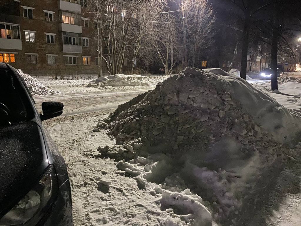 Куча снега возле дома №11 по улице Центральной. Фото предоставлено читательницей "Глобуса", попросившей не называть ее имени в СМИ