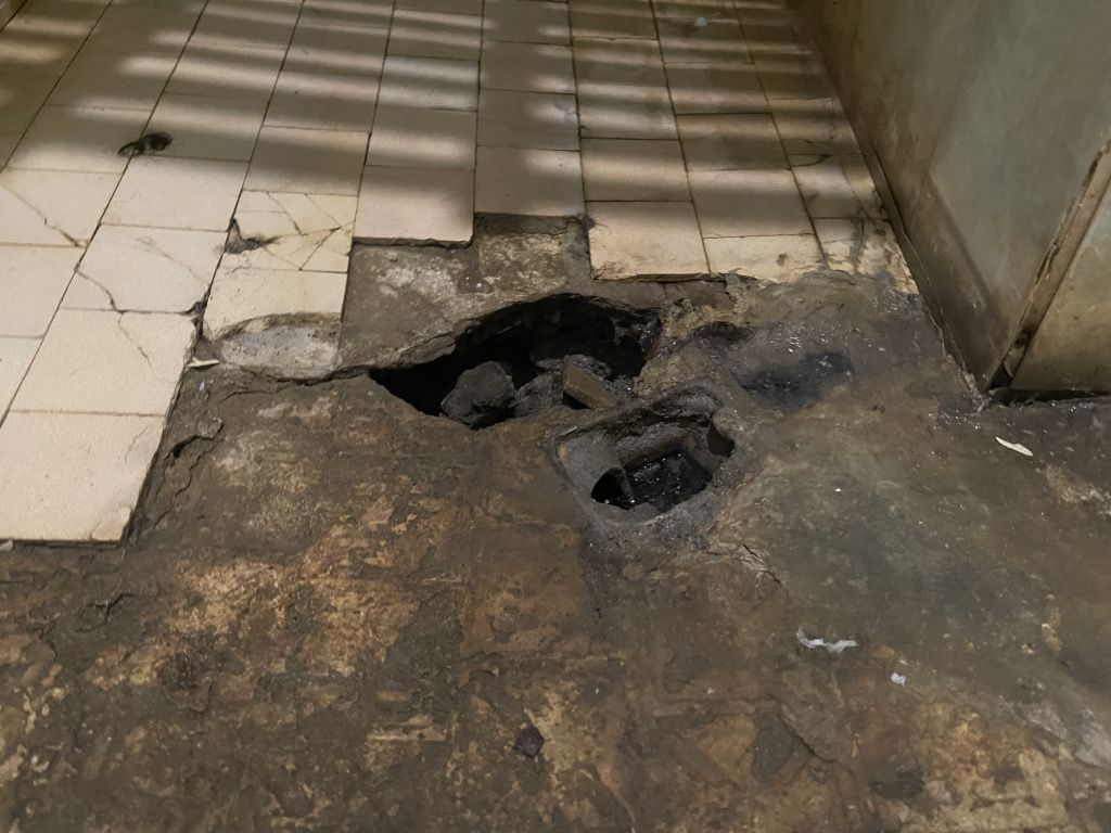 В полу душевой зияет дыра. Фото: Анна Куприянова, "Глобус" В полу душевой зияет дыра. Фото: Анна Куприянова, "Глобус"