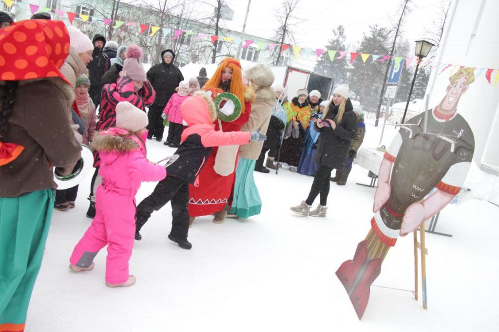 Ребята соревновались в меткости, набрасывая кольца. Фото: Константин Бобылев, "Глобус"