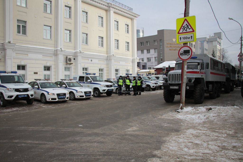 Утро 31 января. Полиция у здания администрации Верх-Исетского района. Фото: Константин Бобылев, "Глобус"