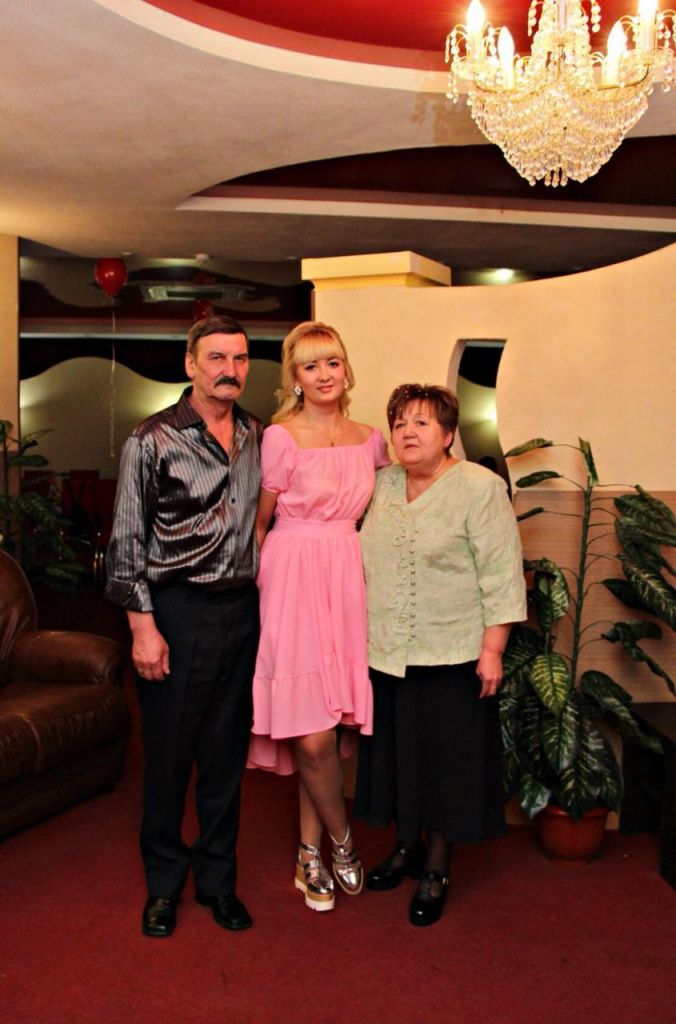Марина с родителями Анатолием Степановичем и Еленой Анатольевной. Фото из личного архива Марины Ирасик
