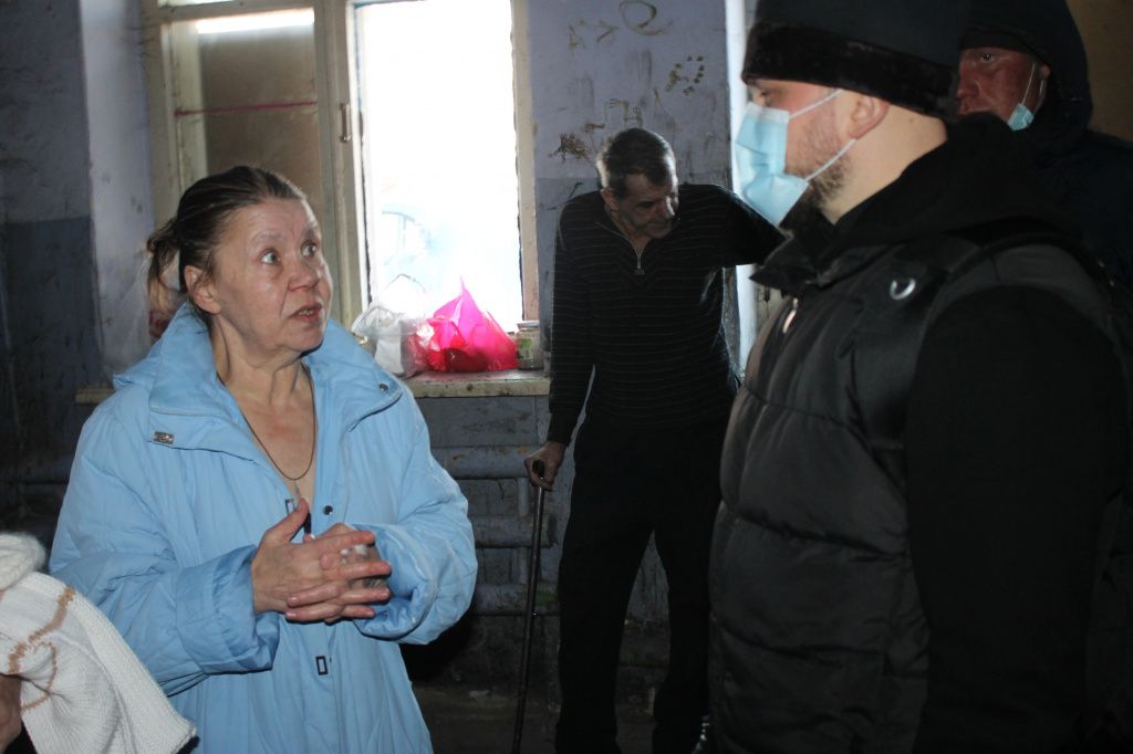 Татьяна Радикевич просит отца Алексия провести службу. Фото: Мария Чекарова, "Глобус"