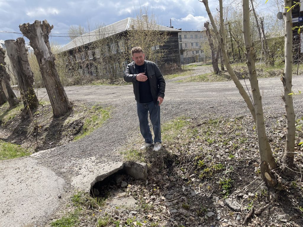 Сергей отметил, что раньше эта канава отводила воду от домов. Сейчас она несколько лет стоит сухой, а вода скапливается у дома. Фото: Анна Куприянова, "Глобус"