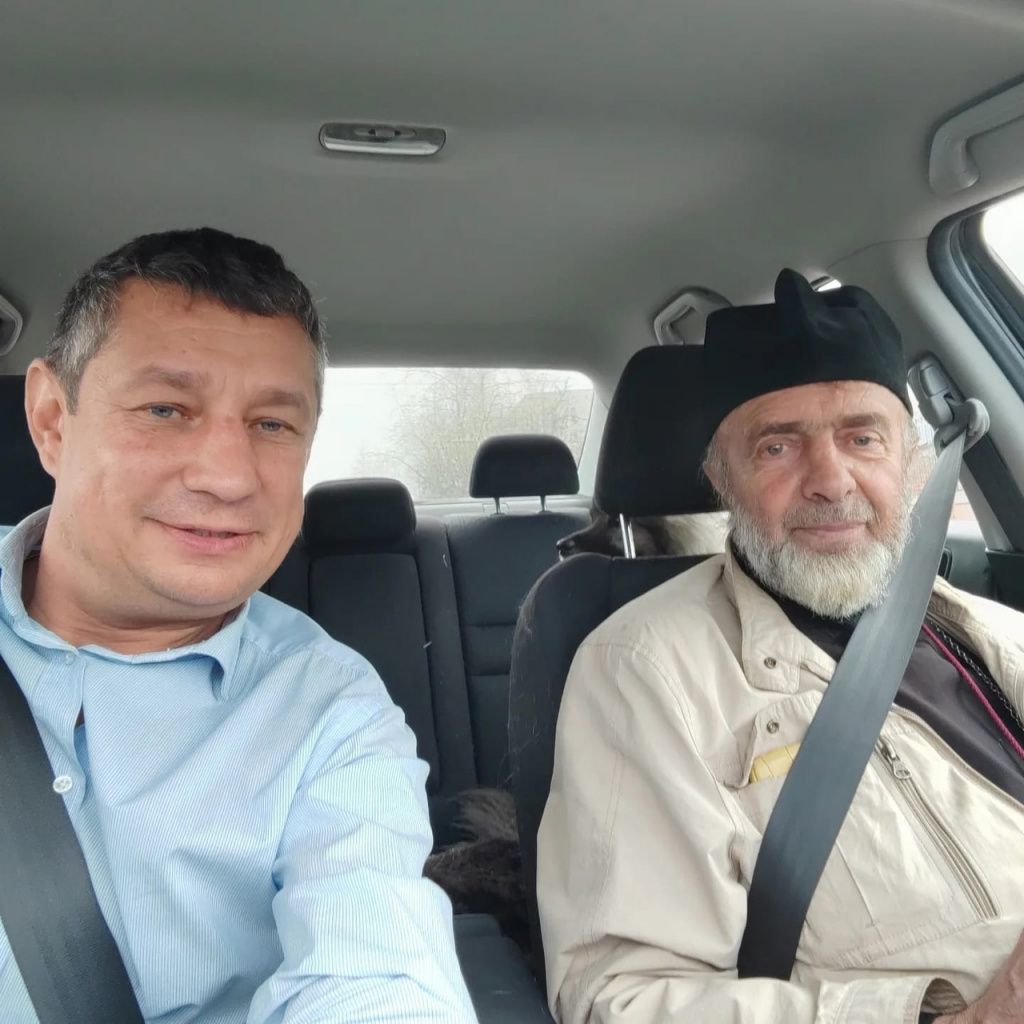 Депутат Думы Карпинского городского округа Андрей Бычков (слева) и настоятеля прихода во имя святителя Николая Чудотворца иерей Владимир Красноперов (справа). Фото: Андрей Бычков