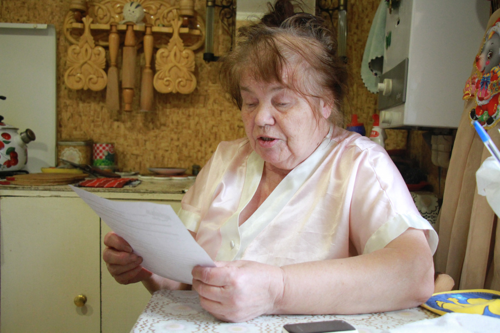 Тамара Аксенова зачитывает письмо от "Вертикали". Фото: Константин Бобылев, "Глобус"