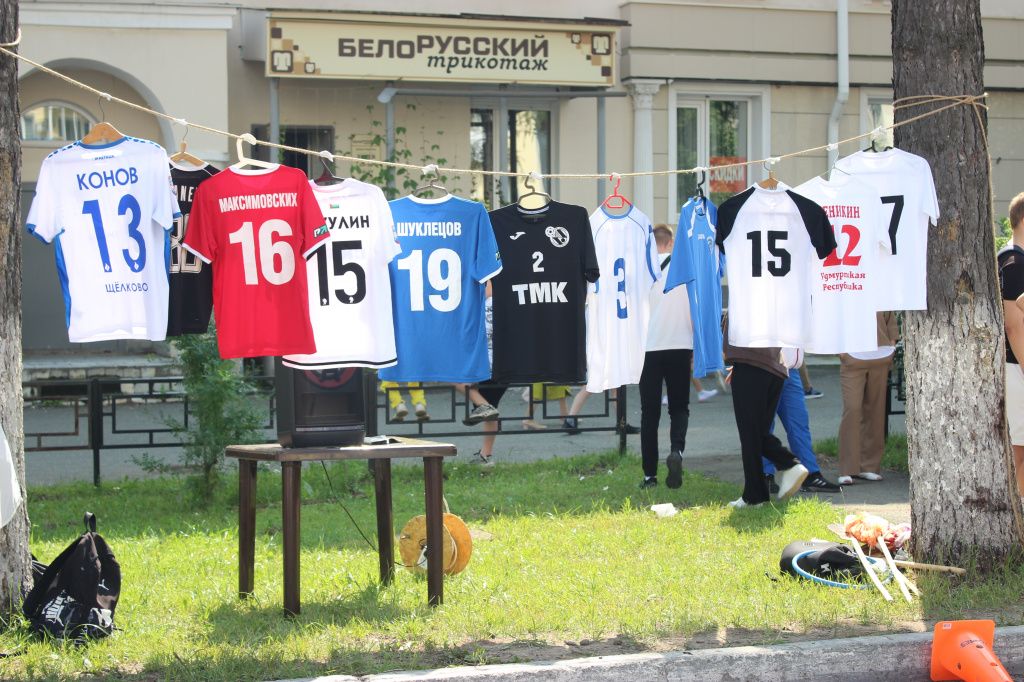 В зоне спорта была организована выставка формы различных футбольных клубов. Фото: Мария Чекарова, "Глобус" В зоне спорта была организована выставка формы различных футбольных клубов. Фото: Мария Чекарова, "Глобус"