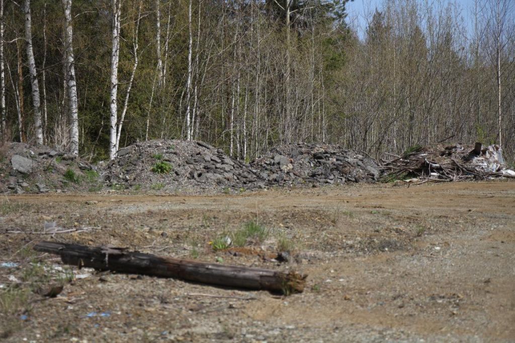 На карьер свозят даже старый асфальт. Фото: Константин Бобылев, "Глобус"