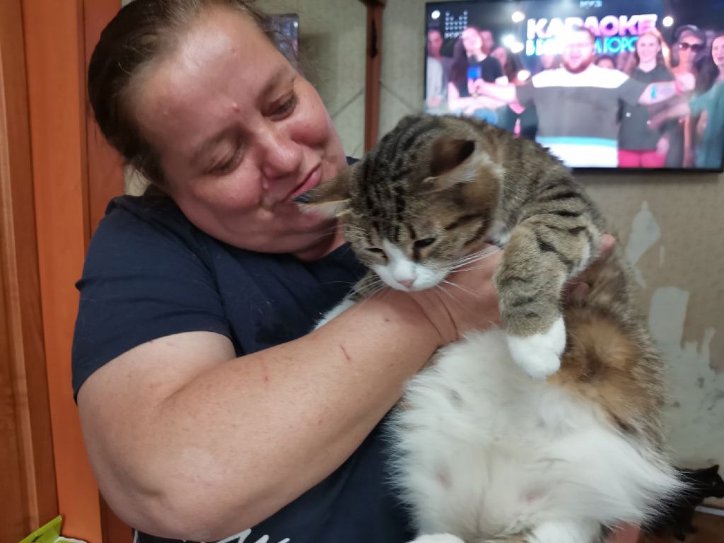 У Татьяны на руках восьми килограммовый кот Яша. Фото: Коснтантин Бобылев, "Глобус"