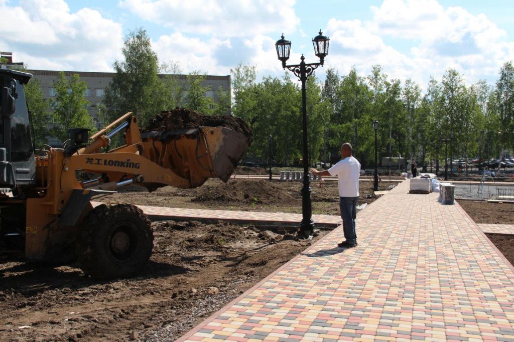 В сквере ДКМ ведутся земляные работы, уложена брусчатка. Фото: Анна Куприянова, "Глобус"