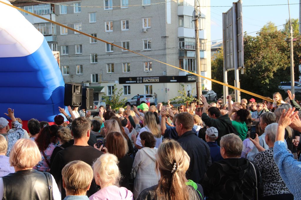 На площади кинотеатра "Родина" собралось несколько сотен людей. Фото: Анна Куприянова, "Глобус"