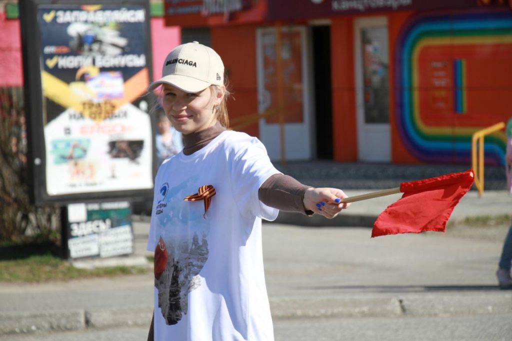 Перекрывать движение помогали "Волонтеры победы". Фото: Константин Бобылев, "Глобус"