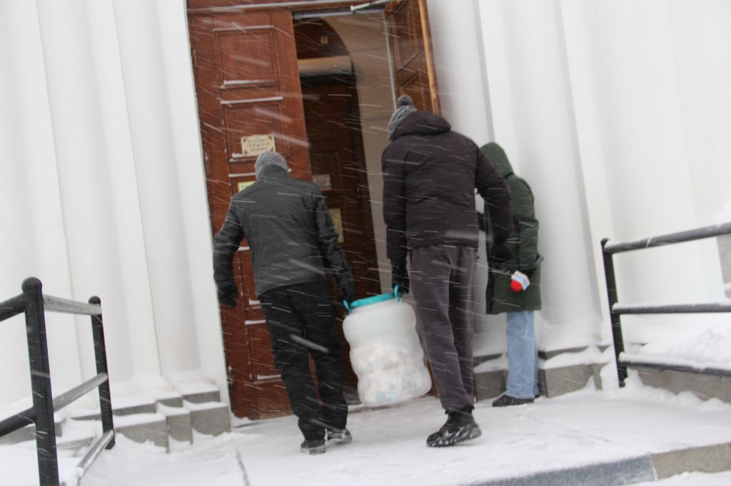 Пластиковый бочонок с деньгами понесли в Преображенский собор. Фото: Мария Чекарова, "Глобус"