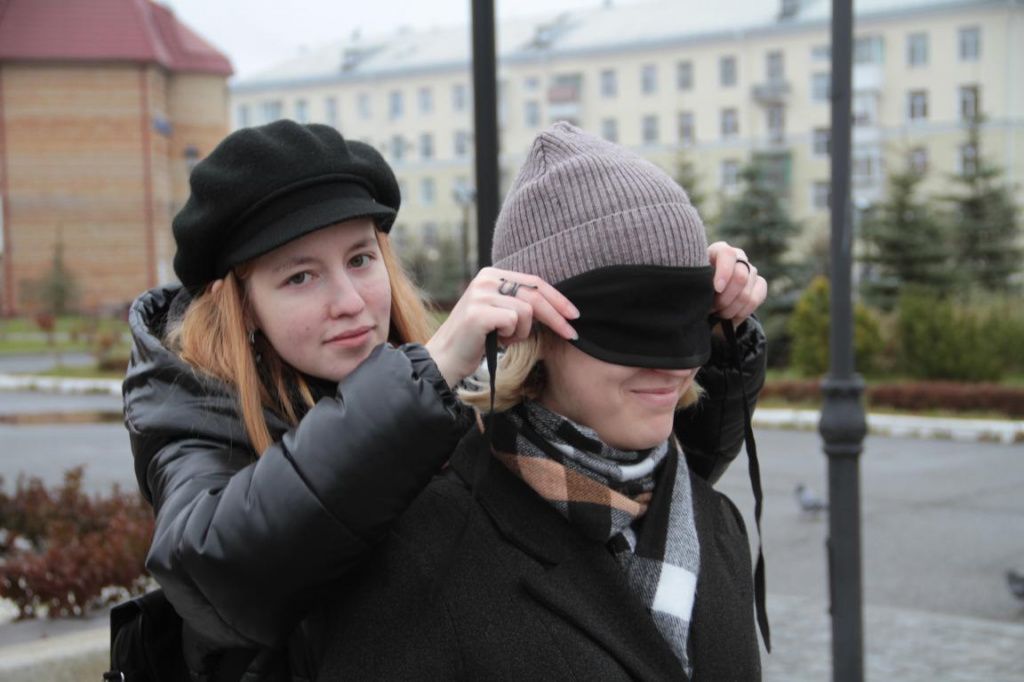 Студентки Софья Черемисина и Влада Егизарьян (в повязке) по очереди попробовали себя в роли незрячего и его сопровождающего. Фото: Константин Бобылев, "Глобус"