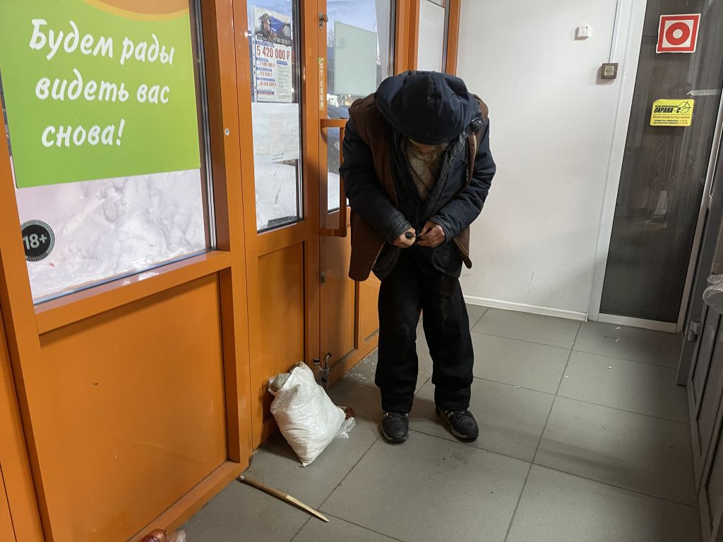 Непослушными руками Павел пытался застегнуть замок куртки. Фото: Анна Куприянвоа, "Глобус"