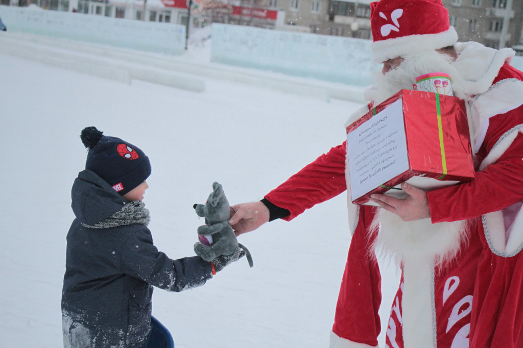 Матвей получил в подарок от Дедушки Мороза плюшевую Мышку. Фото: Константин Бобылев, "Глобус"