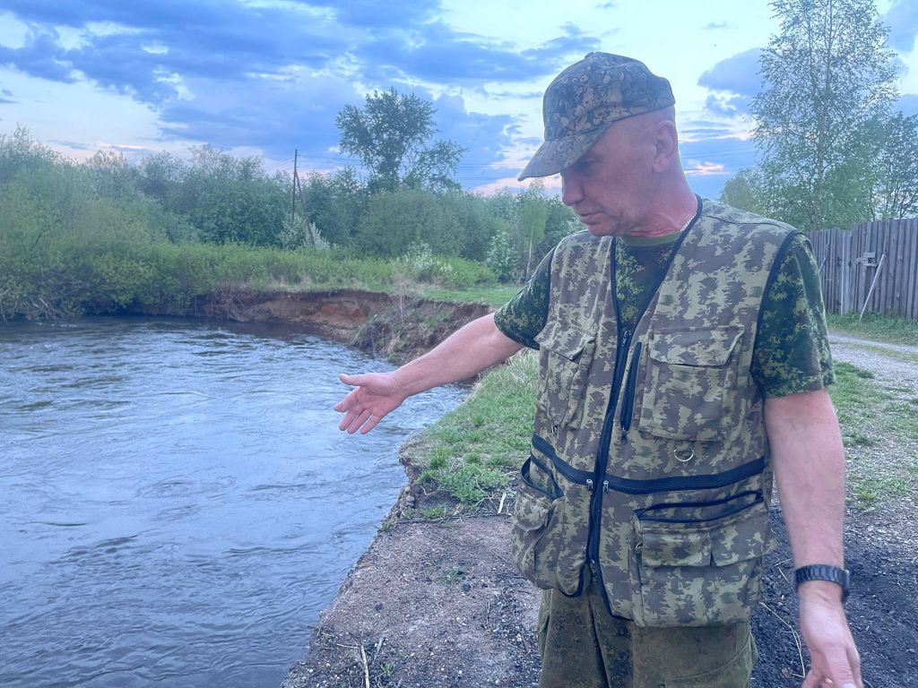 Алексей Скрябин отметил, что берег разрушается быстро. Фото: Анна Куприянова, "Глобус"