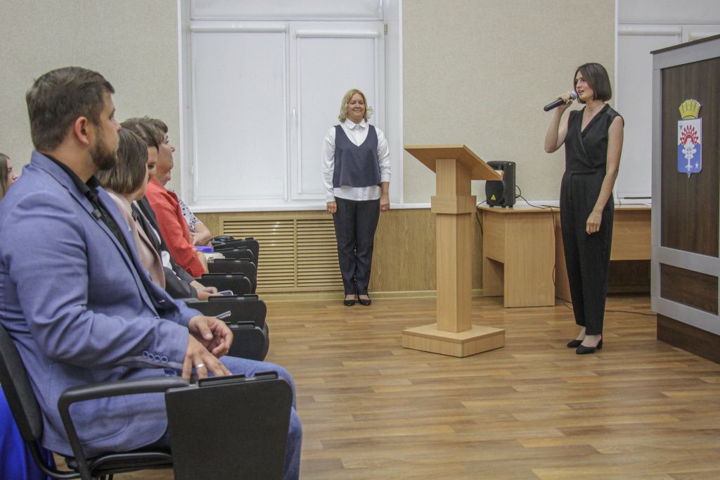 Ответное слово от лица медалистов произнесла выпускница школы №14 Полина Фарафонова. Фото: Константин Бобылев, "Глобус"