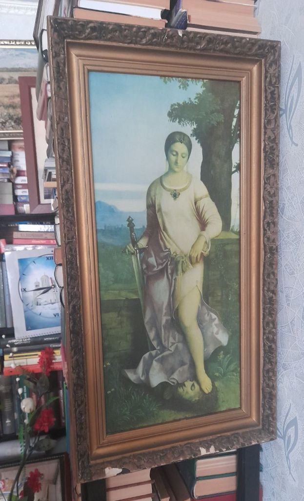 «Юдифь» – репродукция картины венецианского живописца Джорджоне. Висит эта картина в доме 40 с лишним лет. За это время краски на полотне заметно «потухли», а внизу от рамки постепенно откалываются «золотые» кусочки. Фото: Андрей Гребенкин, «Глобус»