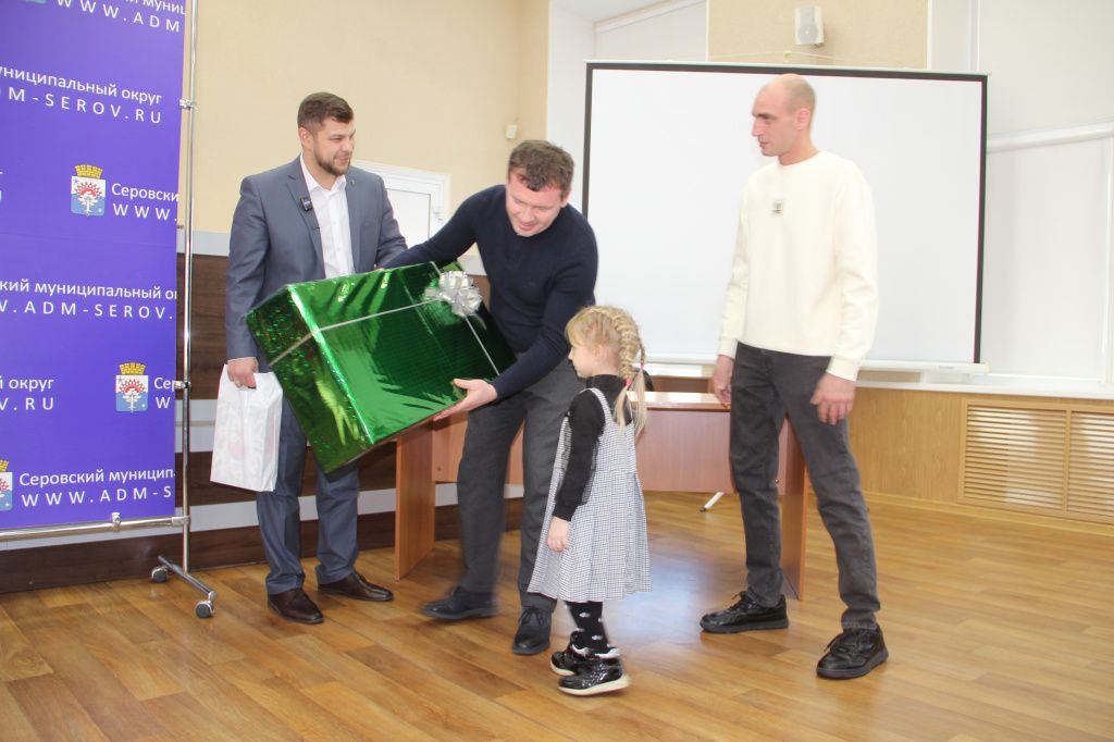 Подарок ребенку вручил депутат ЗакСо Дмитрий Жуков. Фото: Анна Куприянова, "Глобус"