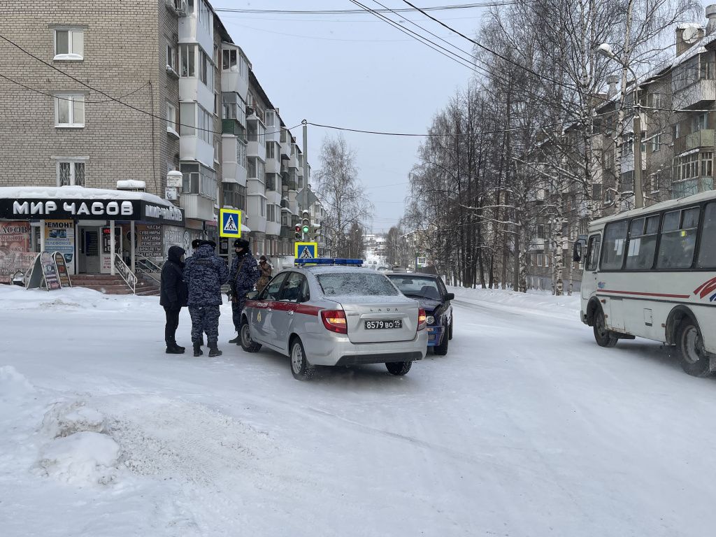Приезда ГАИ участники ДТП ждали на улице. Фото: Анна Куприянова, "Глобус"