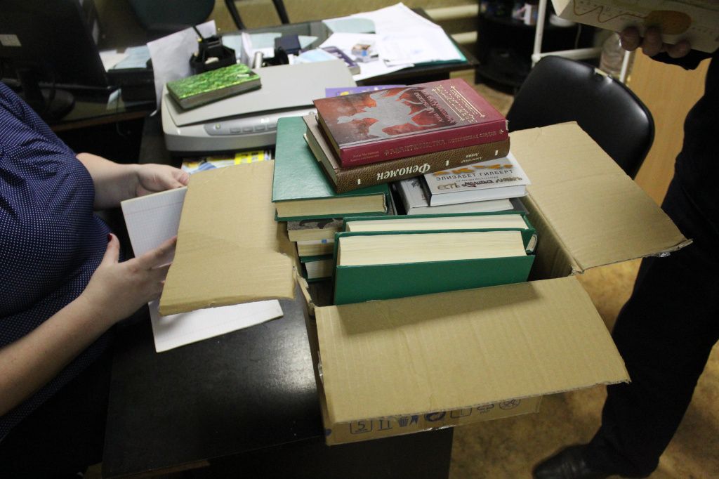 Все книги предварительно проверят на предмет запрещенной литературы. Фото: полиция Серова