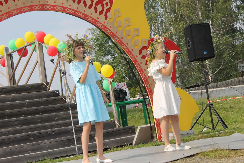 Вокалистки Алиса и Таисия порадовали присутствующих песней “День рожденья - самый лучший день”. Фото: Мария Чекарова, "Глобус"