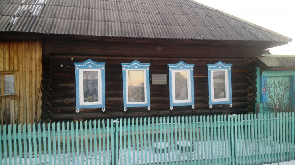 На доме, в котором жили Марковы, висит мемориальная табличка. Фото: Андрей Клейменов, "Глобус"