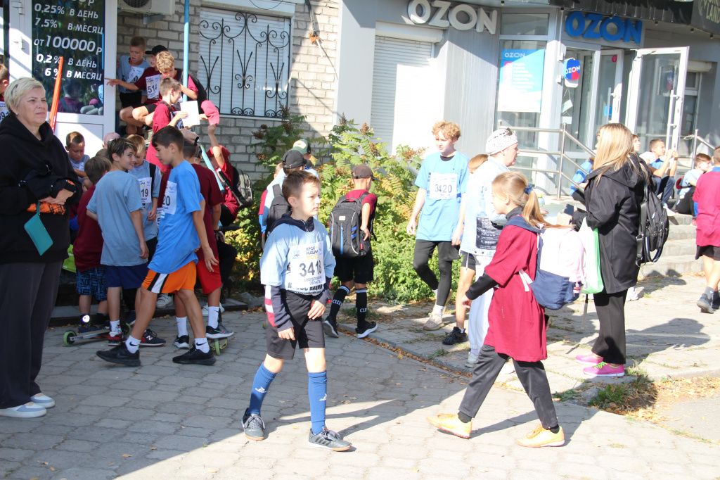 Участники забега от спортивной школы им. Л.П. Моисеева ожидают начало забега на крыльце магазина. Фото: Мария Чекарова, "Глобус"