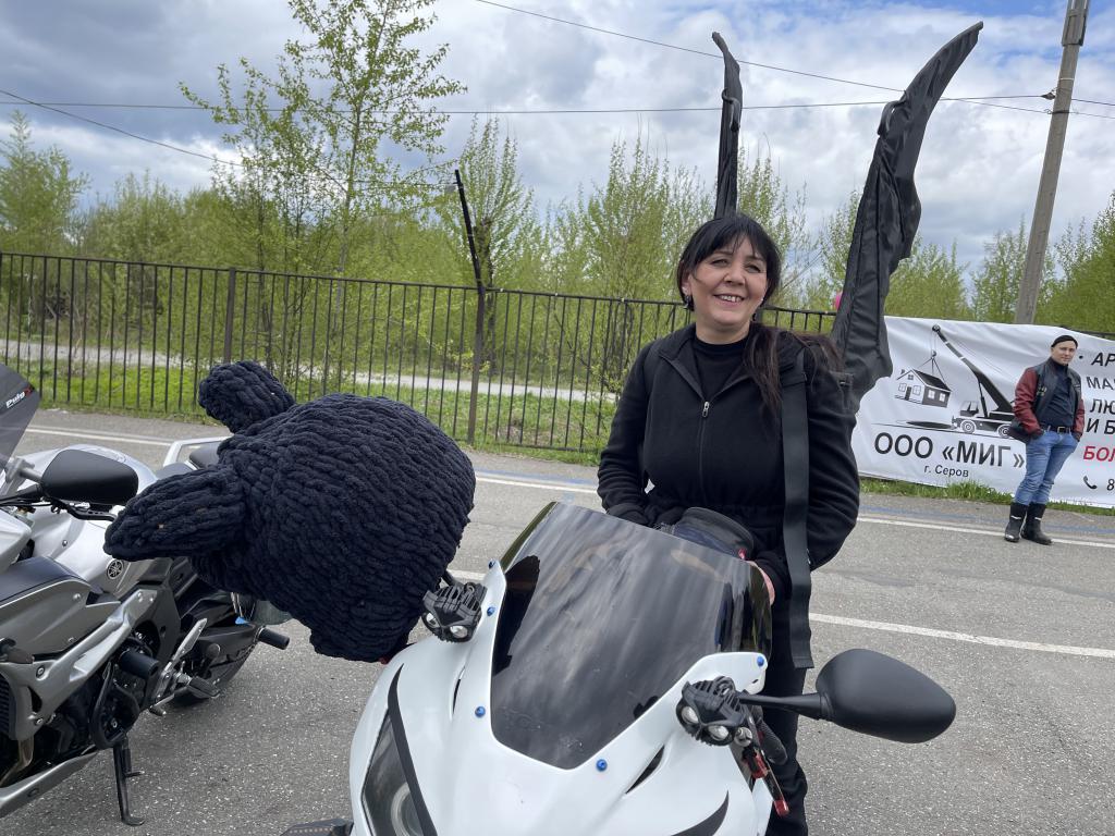 Алена Патрушева для конкурса сшила крылья и связала маску. Фото: Анна Куприянова, "Глобус"