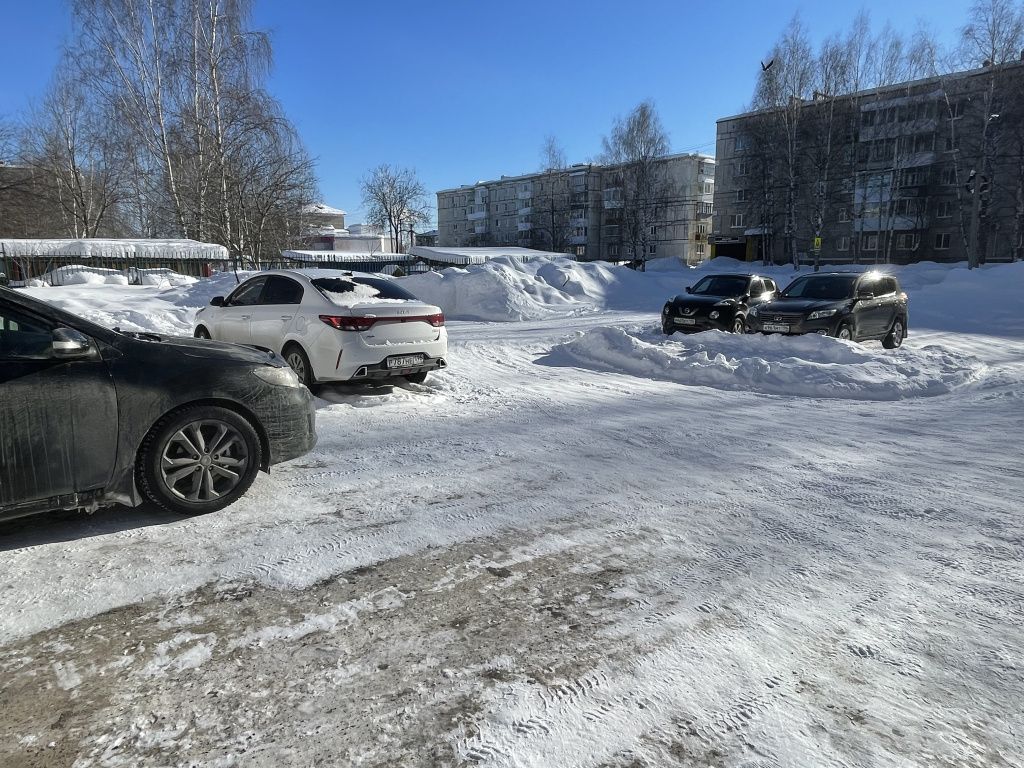 При желании машины на парковке можно поставить в два ряда. Фото: Анна Куприянова, "Глобус" При желании машины на парковке можно поставить в два ряда. Фото: Анна Куприянова, "Глобус"