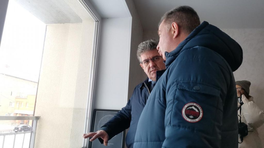Министр Андрей Злоказов спросил о планах по развитию микрорайона. Василий Сизиков рассказал о строительстве домов, скверов и парков. Фото: Константин Бобылев, "Глобус"