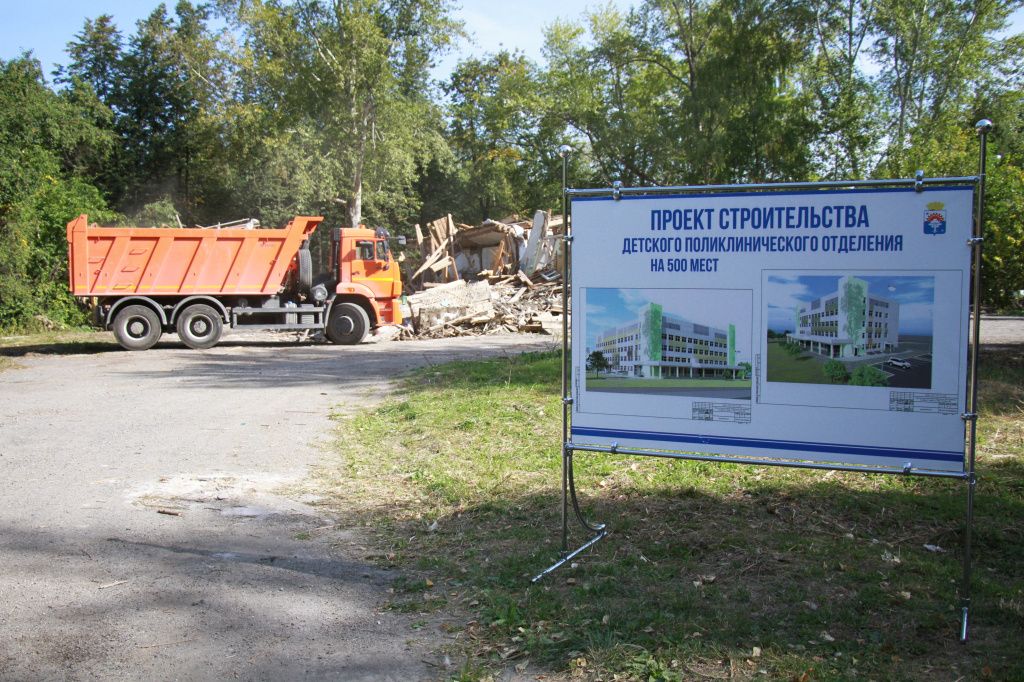 Уборка строительного мусора в больничном городке. Фото: Константин Бобылев, "Глобус"