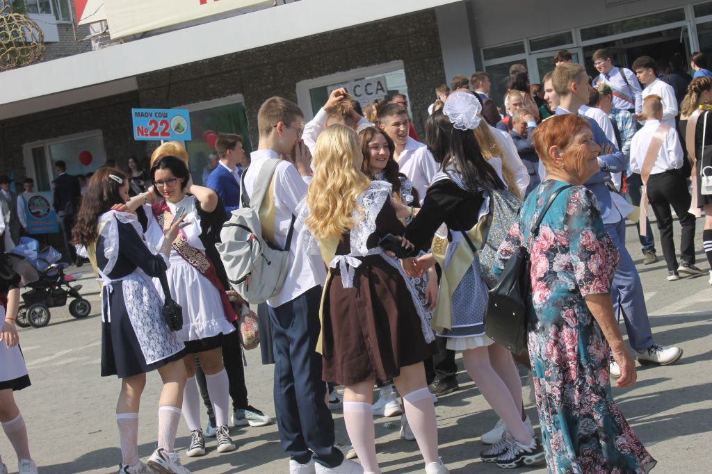 22 мая на площади центра досуга "Родина" собрались выпускники серовских школ, чтобы встретить последний звонок. Фото: Мария Чекарова, "Глобус"