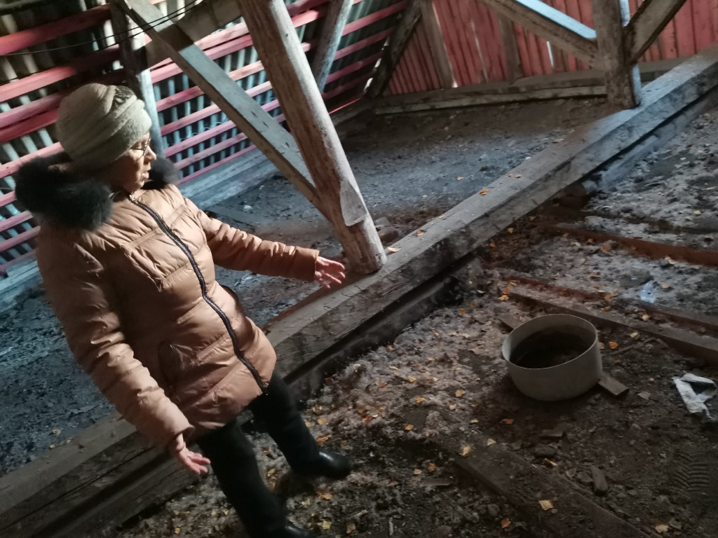 Людмила Костина поставил ана чердаке кострюлю, чтобы вода не попадала к ней в квартиру. Фото: Константин Бобылев, "Глобус"