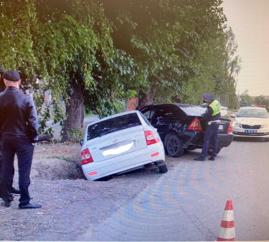 Столкнулись Toyota Corolla, которой управлял 37-летний водитель, и LADA Priora, за рулем которой находился 33-летний водитель. Фото: ГИБДД Серова