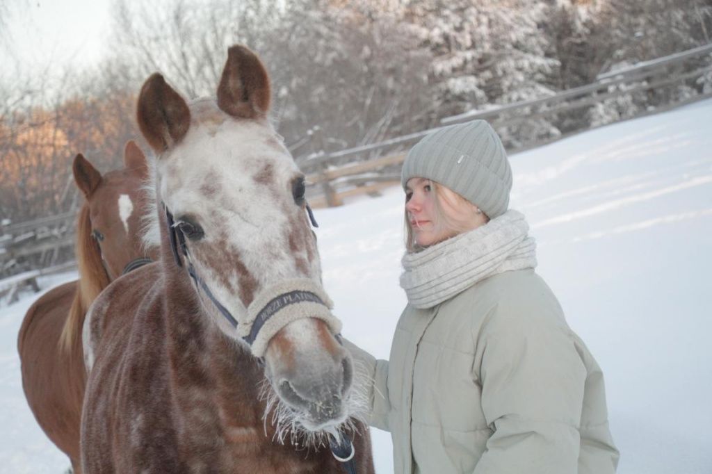 Анна Попова занимается в конной секции уже пять лет. Дома у нее живут две кошки, два кота и собака. Фото: Константин Бобылев, "Глобус"