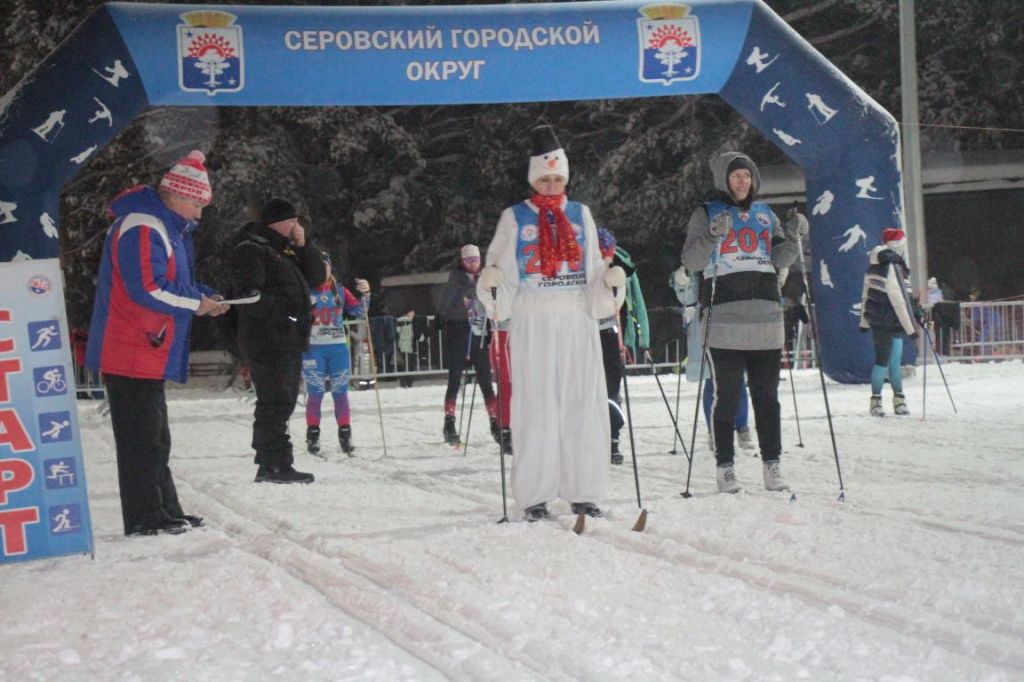 Марина Олина преодолела дистанцию в костюме снеговика. Фото: Константин Бобылев, "Глобус"