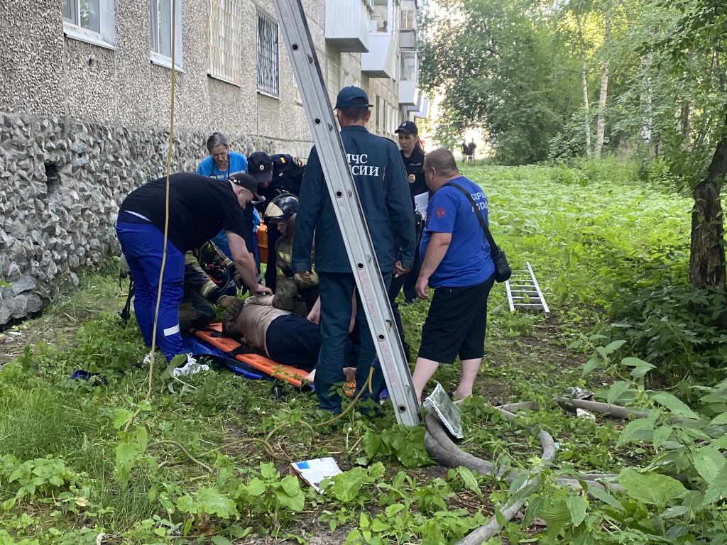 В Серове горела квартира в пятиэтажном доме. Есть пострадавший |  Происшествия | СеровГлобус.ру