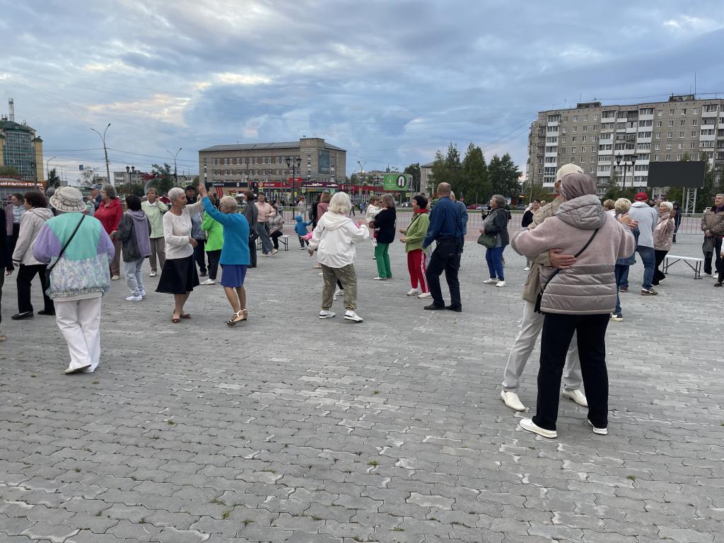 Горожане с удовольствием отплясывали на Преображенской площади. Фото: Анна Куприянова, "Глобус"
