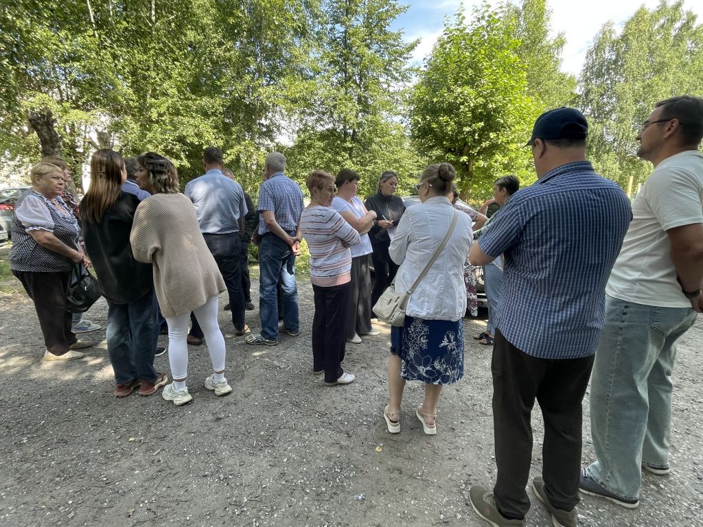 В полдень 17 июля во дворе дома№1 по улице Каляева собрались жители, эксперты, представители мэрии и управляющей компании. Фото: Анна Куприянова, "Глобус"