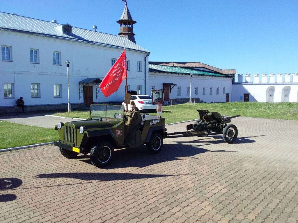 Впервые свой автомобиль мастер явил миру в Верхотурье на праздновании Дня Победы. Фото: Александр Кузнецов Впервые свой автомобиль мастер явил миру в Верхотурье, на праздновании Дня Победы. Фото: Анна Куприянова, "Глобус"