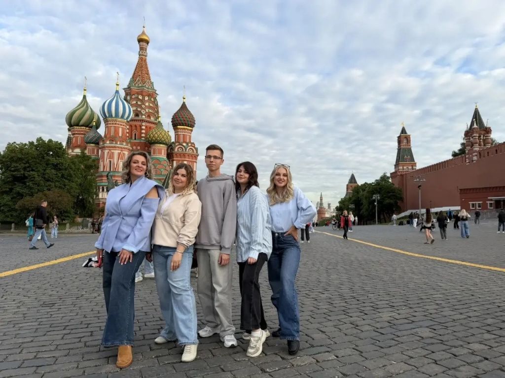 Несмотря на то, что поездка была непродолжительной, серовчане успели погулять по Москве. Фото предоставила Ольга Гридчина Несмотря на то, что поездка была непродолжительной, серовчане у спели погулять по Москве. Фото предоставила Ольга Гридчина