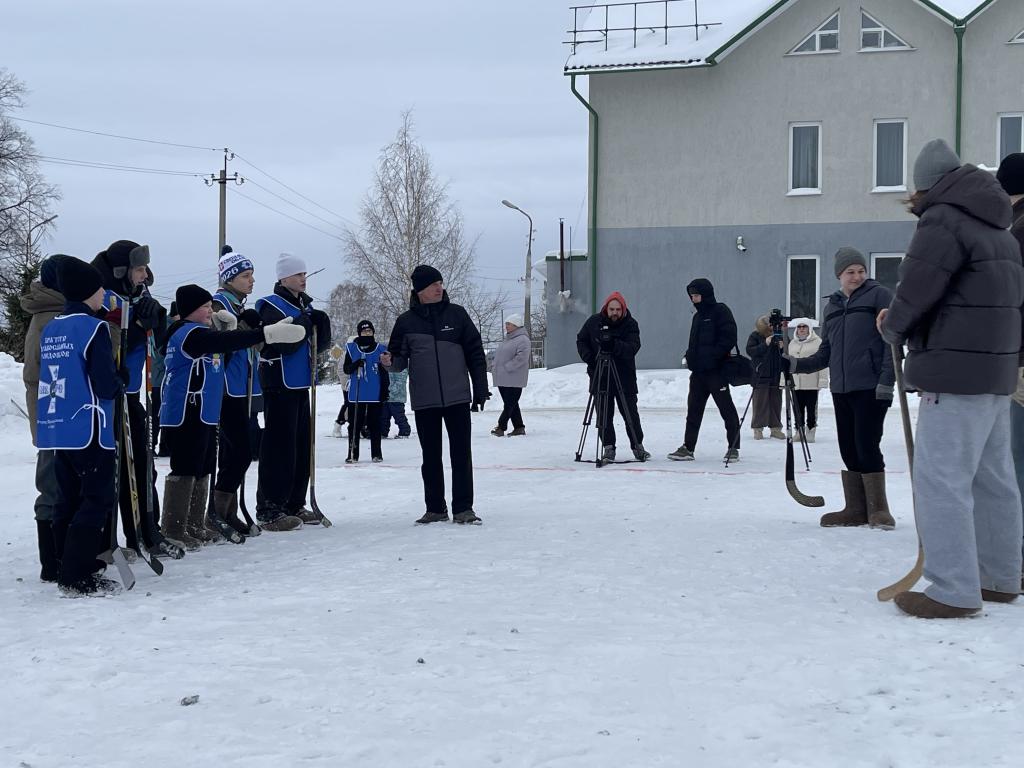 Первыми на поле вышли серовчане (в синих майках) и краснотурьинцы. Фото: Анна Куприянова, "Глобус"